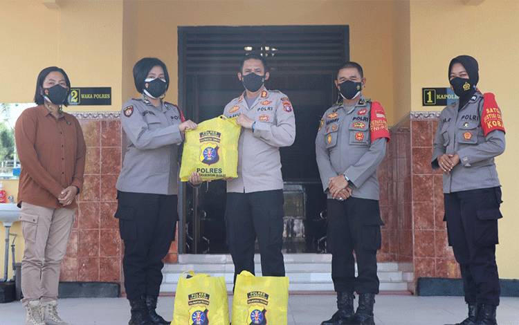 Secara simbolis Kapolres Kobar AKBP Bayu Wicaksono serahkan Bansos kepada Polwan Kobar untuk disalurkan ke masyarakat.