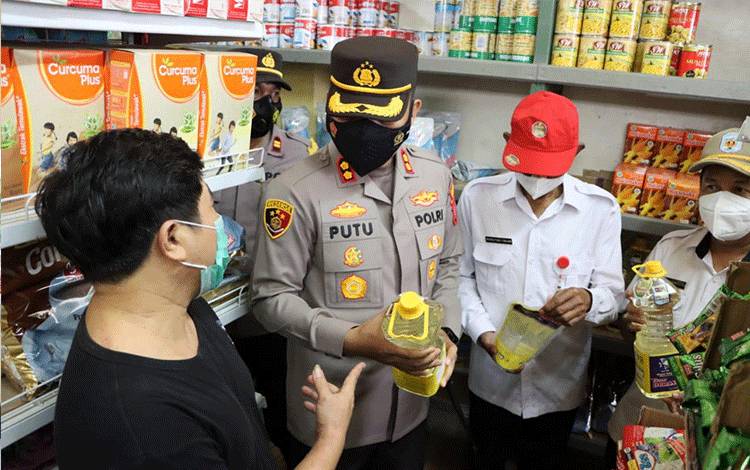 Kapolres Mura AKBP. Putu Widyana bersama Kadis Perindagkop dan UKM Nyarutono saat mengecek harga dan ketersediaan minyak goreng.