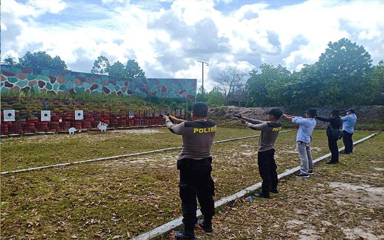 Personel Polresta Palangka Raya saat melakukan latihan menembak di lapangan tembak SPN Tjilik Riwut Polda Kalteng.