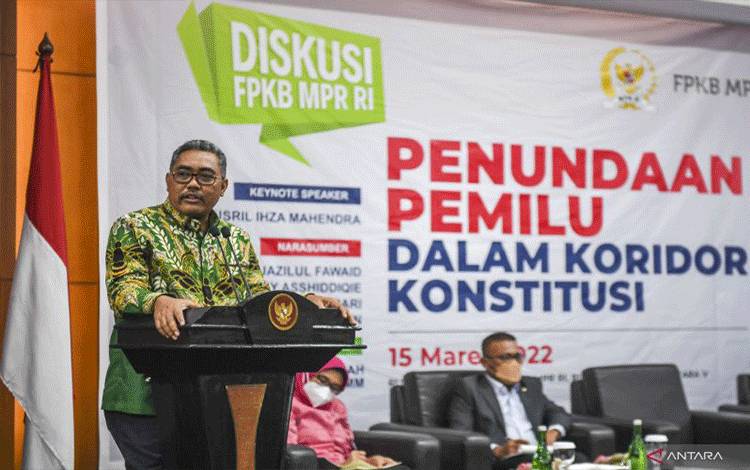Wakil Ketua MPR Jazilul Fawaid menyampaikan pandangannya saat diskusi di Kompleks Parlemen Senayan, Jakarta, Selasa (15/3/2022). (ANTARA FOTO/GALIH PRADIPTA)
