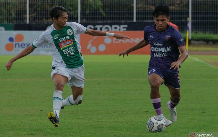 Arsip - Pesepak bola PSS Sleman Riki Dwi Saputro (kiri) berusaha menghadang pemain Persita Tangerang Kasim Botan (kanan) pada pertandingan Liga 1 di Stadion I Gusti Ngurah Rai, Denpasar, Bali, Jumat (11/3/2022). Pertandingan tersebut berakhir imbang dengan skor 0-0. ANTARA FOTO/Nyoman Hendra Wibowo