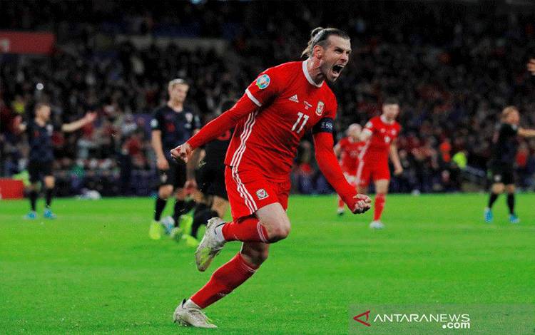 Penyerang sekaligus kapten tim nasional Wales Gareth Bale merayakan golnya ke gawang Kroasia dalam laga lanjutan Grup E Kualifikasi Piala Eropa 2020 di Stadion Kota Cardiff, Cardiff, Wales, Minggu (13/10/2019) setempat. (ANTARA/REUTERS/Andrew Couldridge)