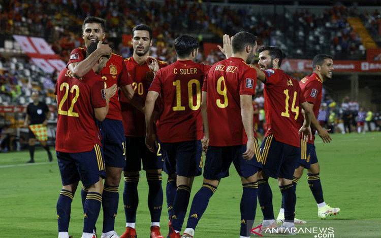 Foto arsip - Skuad timnas Spanyol merayakan gol Pablo Sarabia dalam pertandingan Kualifikasi Piala Dunia Grup B lawan Georgia di Estadio Nuevo Vivero, Badajoz, Spanyol, Minggu (5/9/2021) waktu setempat. REUTERS/MARCELO DEL POZO