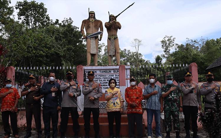 Kapolda Kalimantan Tengah Irjen Pol. Nanang Avianto saat mengunjungi situs budaya di Kabupaten Gunung Mas