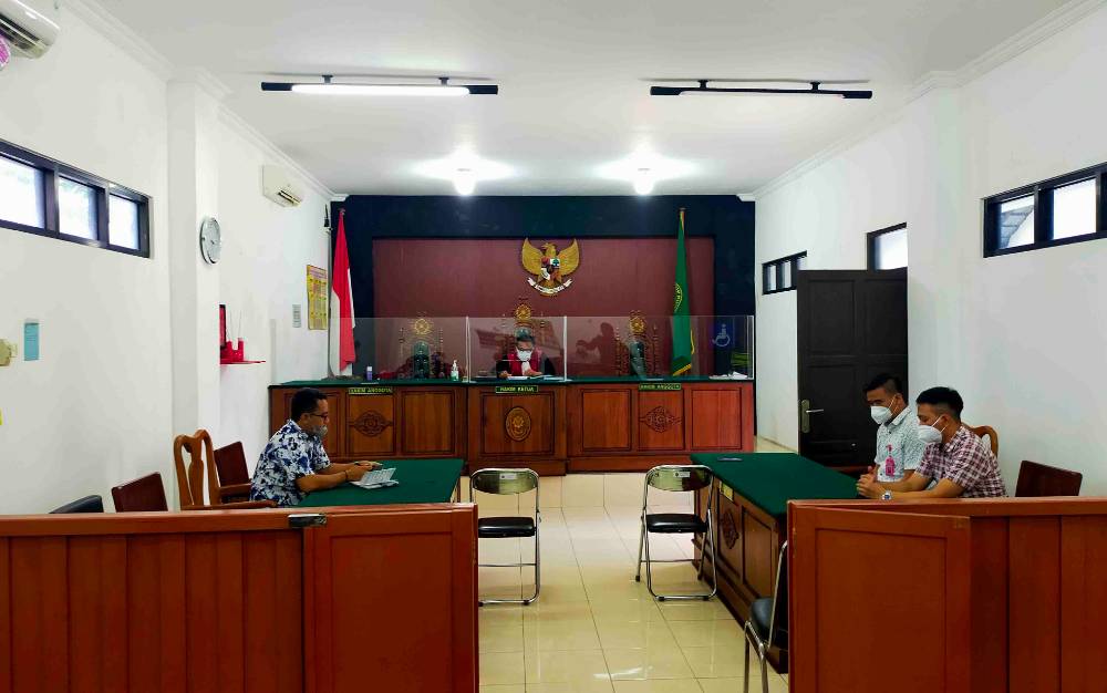 Hakim tunggal, Boxgie Agus Santoso saat membacakan putusan praperadilan kasus korupsi pembuatan jalan di Pengadilan Negeri Palangka Raya.
