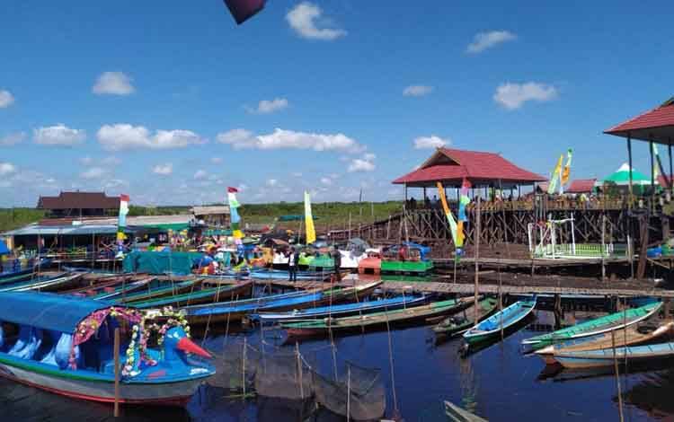 Destinasi wisata air hitam Dermaga Kereng Bangkirai di Kota Palangka Raya