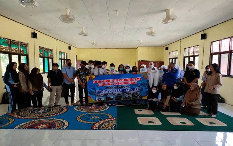 Pengurus organisasi Persatuan Wartawan Indonesia (PWI) Kabupaten Murung Raya (Mura) menggelar kegiatan safari jurnalistik ke beberapa sekolah menengah atas sederajat di Kota Puruk Cahu, Jumat (25/3).