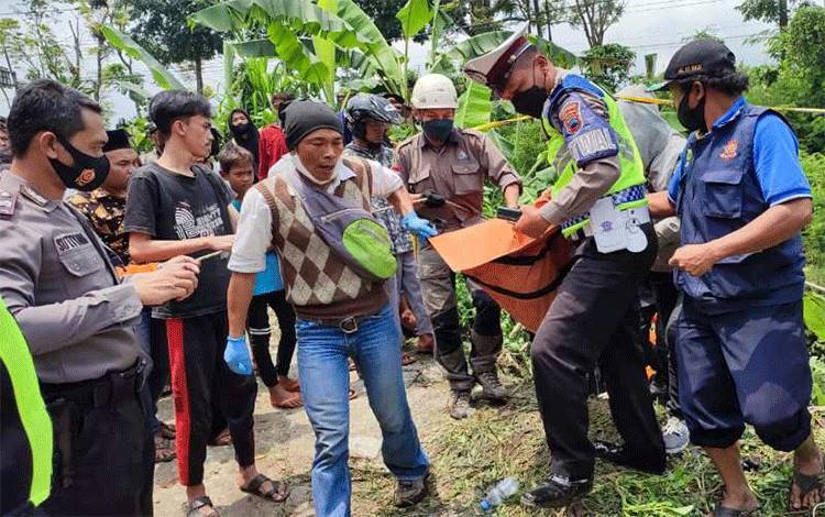 Polisi dan tim SAR mengevakuasi korban kecelakaan tunggal di Dusun Prumbanan, Desa Purwojati, Kertek, Kabupaten Wonosobo, Jumat (25/3/2022). ANTARA/HO - Polres Wonosobo