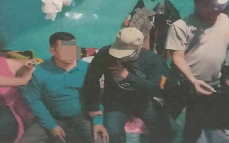 Uris D Gantan (baju biru) tersangka sabu saat ditangkap polisi