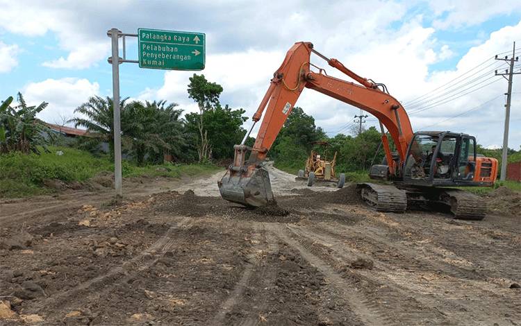 Sejumlah alat berat dikerahkan PUPR Kobar untuk melakukan perbaikan Jalan Kumai-Pangkalan Lima.