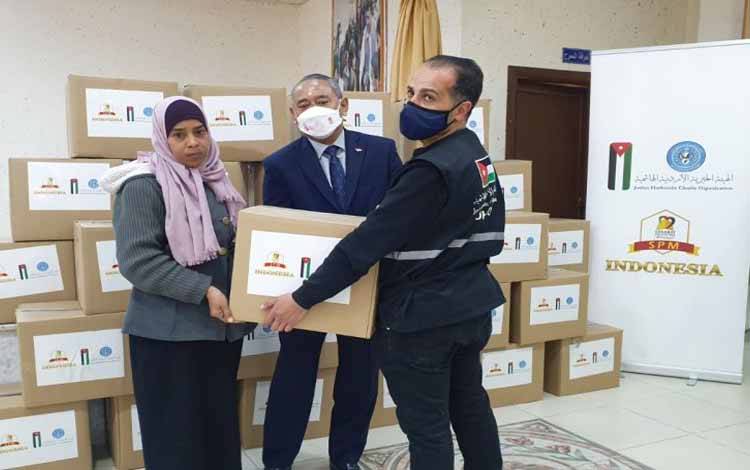 Kedutaan Besar RI di Amman menyalurkan sumbangan barang kebutuhan sehari-hari dari donatur Indonesia untuk para pengungsi Palestina di kamp Al Sukhneh di Zarqa, Yordania pada Rabu (23/3/2022)