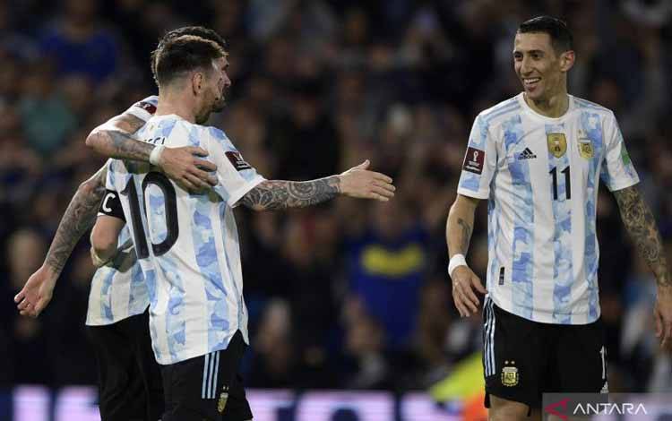 Lionel Messi (kiri) merayakan gol-nya bersama Angel di Maria (kanan) dalam pertandingan Kualifikasi Piala Dunia zona CONMEBOL lawan Venezuela pada 26 Maret 2022