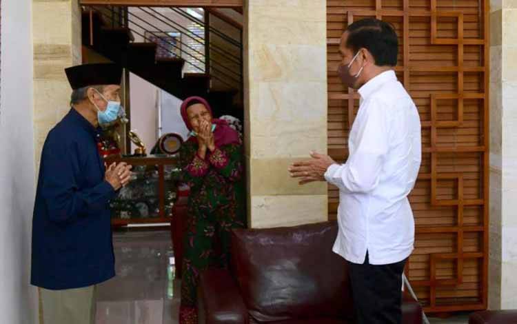 Presiden Jokowi menjenguk Buya Syafii Maarif di kediamannya di Nogotirto, Gamping, Kabupaten Sleman, Sabtu (26/3/2022)