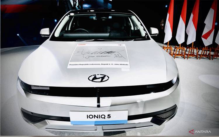 Mobil listrik Ioniq 5 dengan tandatangan Presiden Joko Widodo tertoreh di bagian penutup mesinnya di Pabrik Hyundai Motor Manufacturing Indonesia di Bekasi, Jawa Barat, Rabu (16/3/2022). ANTARA FOTO/Biro Pers, Media dan Informasi Setpres/Laily Rachev/Handout/wsj (Biro Pers Setpres/Laily Rachev)