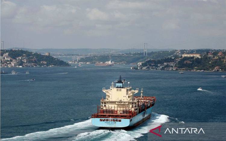 Arsip - Sebuah kapal tanker minyak melewati Bosphorus ke Laut Hitam di Istanbul, Turki, 20 Juli 2012. (ANTARA/Reuters/Osman Orsal/as)