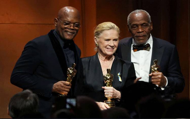 Aktor Samuel L. Jackson, Liv Ullmann dan Danny Clover berpose setelah menerima Oscar kehormatan mereka selama Governor Awards ke-12 di The Ray Dolby Ballroom di Los Angeles, California, AS 25 Maret 2022. REUTERS/Mario Anzuoni (ANTARA/REUTERS/MARIO ANZUONI)