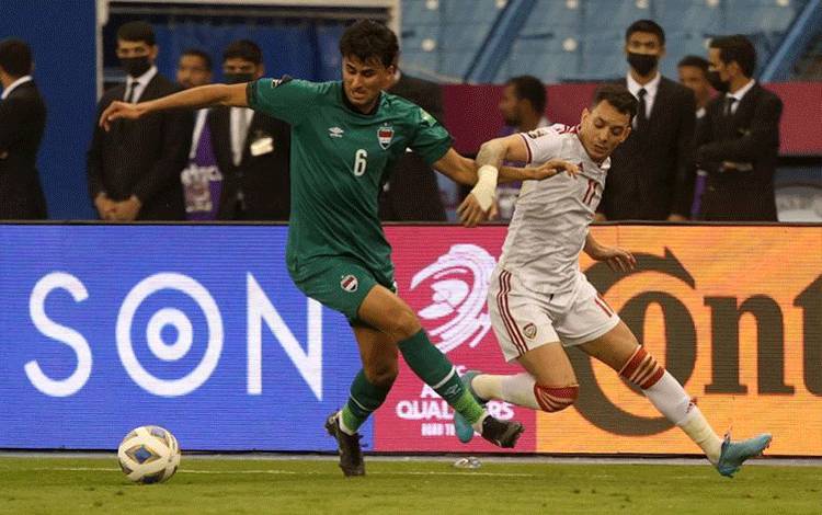 Bek tim nasional Irak Munaf Younus (kiri) berebut bola dengan penyerang Uni Emirat Arab Caio Canedo dalam pertandingan lanjutan Grup A putaran ketiga kualifikasi Piala Dunia 2022 zona Asia di Stadion Internasional King Fahd, Riyadh, Arab Saudi, Kamis (24/3/2022). (ANTARA/AFP/Fayez Nureldine)