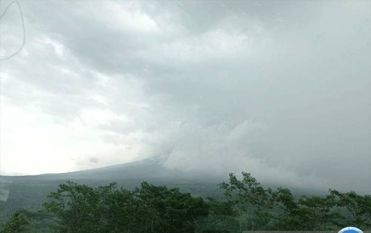 Aktivitas Gununng Semeru luncurkan awan panas guguran yang terpantau dari Pos Pengamatan Gunung Semeru di Gunung Sawur, Kabupaten Lumajang, Minggu (27/3/2022). (ANTARA/HO-PVMBG)