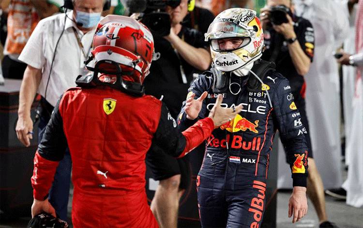 Pebalap tim Red Bull Max Verstappen menyapa pebalap Ferrari Charles Leclerc setelah menjuarai Grand Prix Arab Saudi di Sirkuit Jeddah Corniche, Jeddah. (27/3/2022) (ANTARA/REUTERS/HAMAD I MOHAMMED)