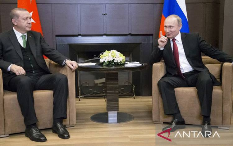 Arsip - Presiden Rusia Vladimir Putin (kanan) bertemu dengan Presiden Turki Tayyip Erdogan di Sochi, Rusia, 3 Mei 2017. (ANTARA/Reuters/Alexander Zemlianichenko/as)