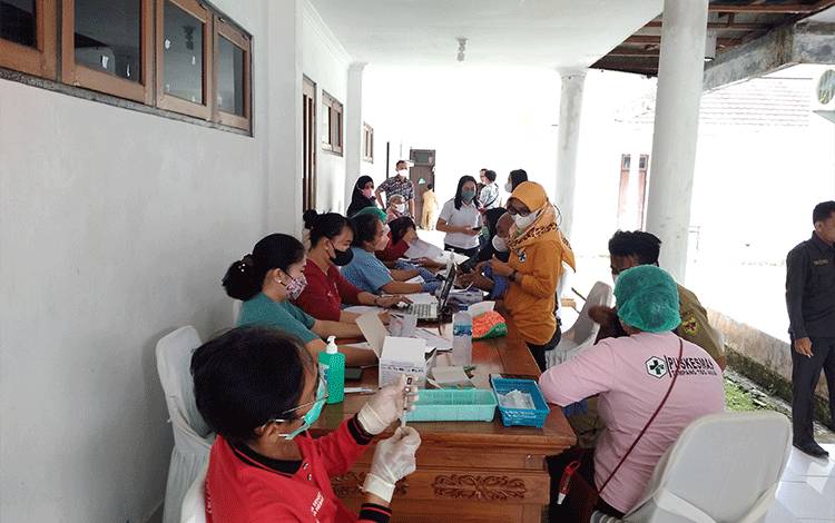 Salah satu kegiatan vaksinasi yang dilaksanakan oleh Puskesmas Tampang Tumbang Anjir