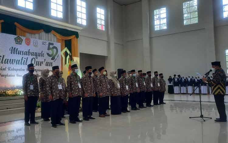 Wakil Bupati, Kobar Ahmadi Riansyah saat mengukuhkan dewan juri MTQ ke 52 tingkat Kabupaten Kotawaringin Barat 2022