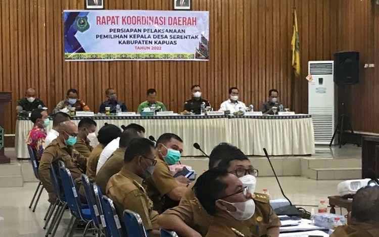 Rakor persiapan pelaksanaan Pilkades serentak di aula Bappeda Kapuas, Senin 28 Maret 2022