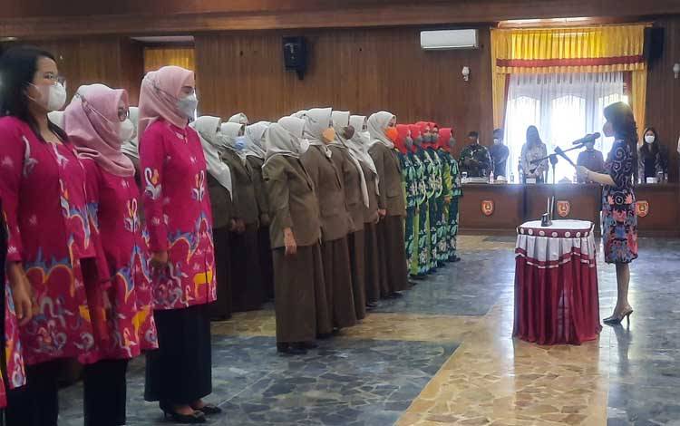 Ketua KPP Kalteng, Andina Theresia Narang mengukuhkan pengurus KPP Kotawaringin Barat, Lamandau dan Sukamara
