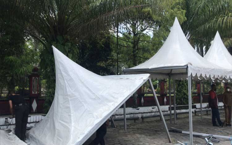Pendirian tenda untuk persiapan Pasar Ramadan di areal Taman Kota Sampit