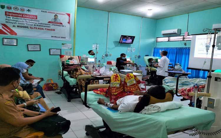 Tim Visitasi Hemodialisi Pernefri wilayah Jawa Timur dan Kalimantan dr Widodo saat memberikan arahan dan berkonsultasi dengan pasien cuci darah