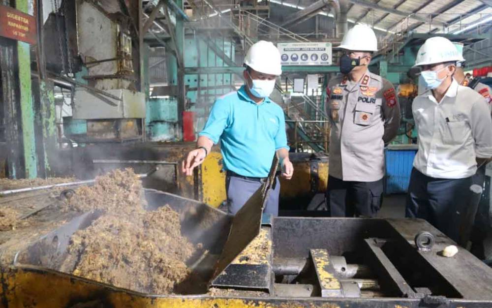 Kapolda Kalteng Irjen Pol Nanang Avianto saat mengecek pengolahan CPO di salah satu pabrik kelapa sawit di Kotim. 
