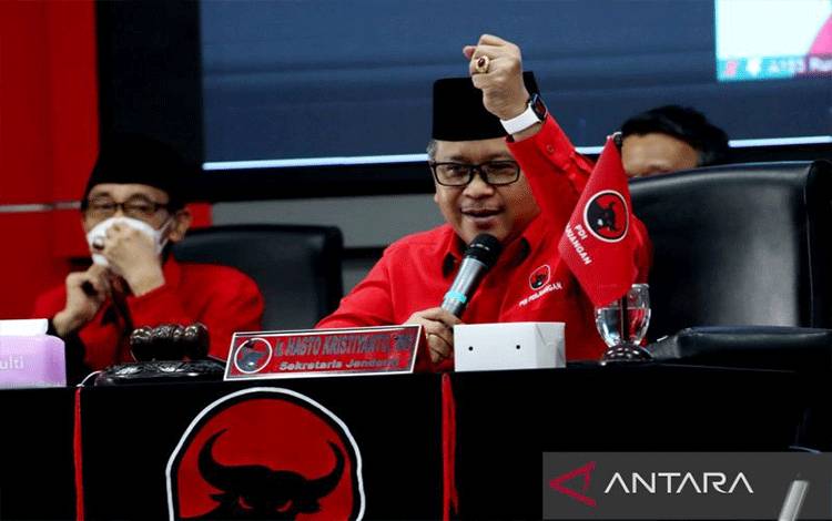Sekjen DPP PDI Perjuangan Hasto Kristiyanto saat memberikan sambutan pada Pelatihan Kader Nasional (PKN) Angkatan II Tahun 2022 di Gedung Sekolah Partai PDIP di Jalan Lenteng Agung, Jakarta Selatan, Senin (21/3/2022). (foto : ANTARA/HO-PDIP)
