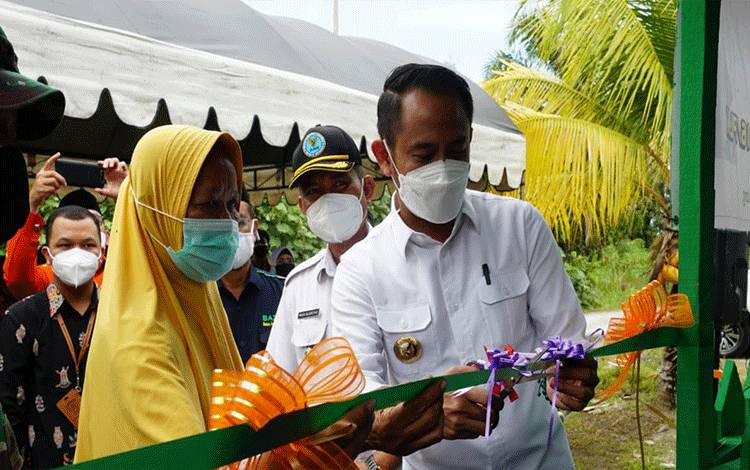 Wali Kota Palangka Raya Fairid Naparin meresmikan bantuan bedah rumah.