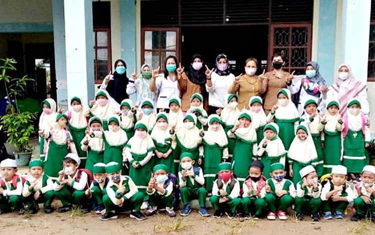Dinas Perpustakaan dan Kearsipan Daerah Kabupaten Barito Timur menerima kunjungan guru dan murid TK Alfitrah