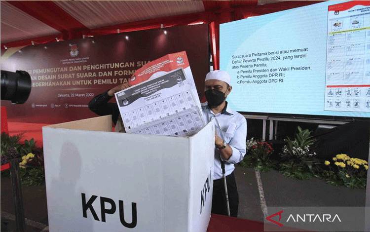 Peserta penyandang disabilitas mengikuti simulasi pemungutan dan penghitungan suara dengan desain surat suara dan formulir yang disederhanakan untuk Pemilu tahun 2024 di halaman Kantor KPU RI, Jakarta, Selasa (22/3/2022). (ANTARA FOTO/Reno Esnir)