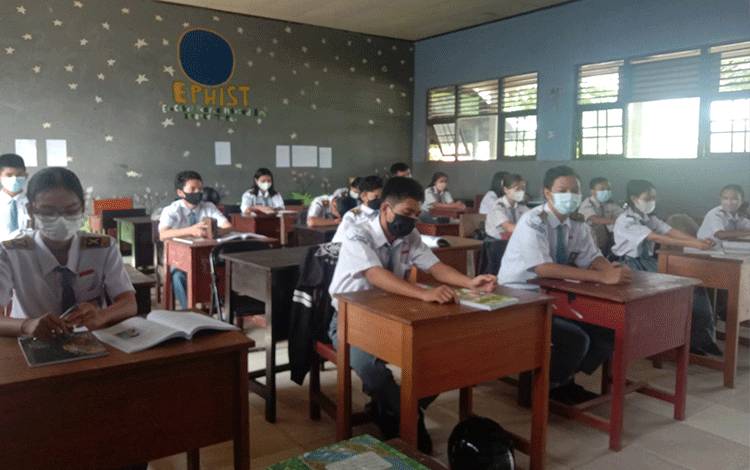 Kegiatan belajar mengajar di SMAN 1 Kurun Kabupaten Gunung Mas