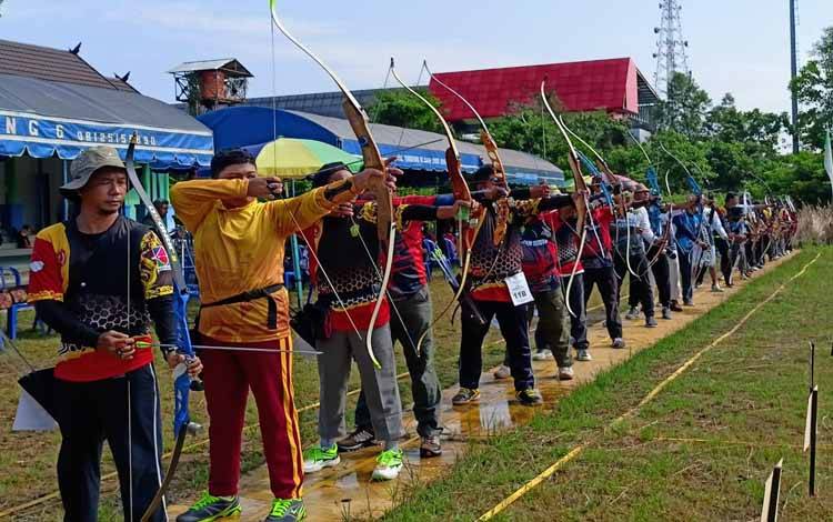 Para atlet panahan sedang berkompetisi dalam Kejurda tingkat Provinsi Kalteng di Palangka Raya