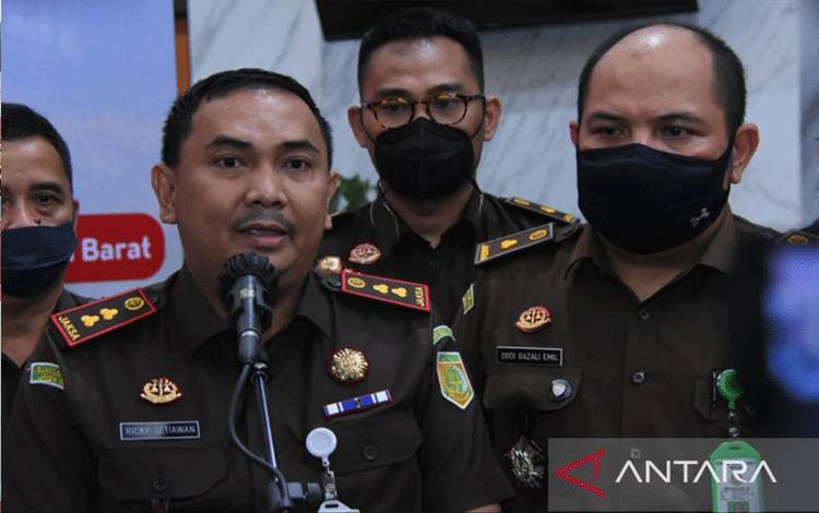 Kepala Kejaksaan Negeri Kabupaten Bekasi Ricky Setiawan Anas memberikan keterangan kepada media perihal penangkapan oknum BPK Perwakilan Jawa Barat. (ANTARA/Pradita Kurniawan Syah).
