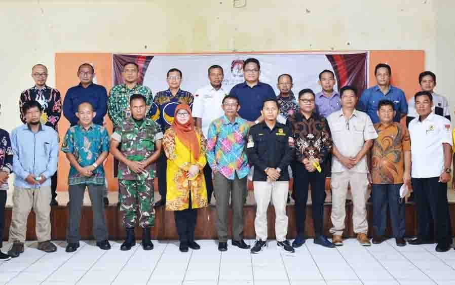 Jajaran KPU Barito Selatan dan undangan foto bersama usai rakor pemutakhiran dan penyusunan data pemilih berkelanjutan, Kamis, 31 Maret 2022.