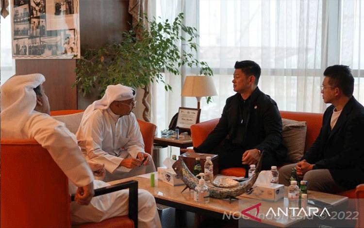 Ketua Umum Komite Olimpiade Indonesia (KOI) Raja Sapta Oktohari (kedua kanan) berbincang dengan Presiden induk cabang olahraga renang dunia FINA Husain AHZ Al-Musallam di Kuwait. Pertemuan itu merupakan rangkaian diplomasi KOI di Asia pada 2022. (Dokumentasi NOC Indonesia)