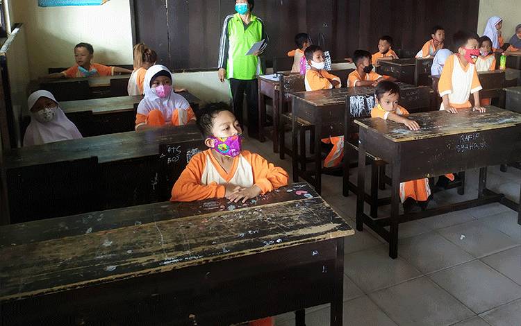Suasana pembelajaran tatap muka terbatas di salah satu sekolah di Kotawaringin Timur.
