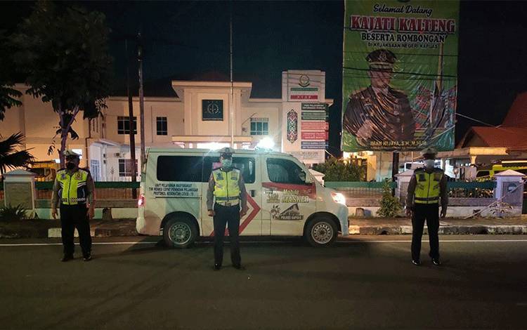 Personel Satlantas Polres Kapuas saat melakukan patroli malam hari di wilayah Kota Kuala Kapuas