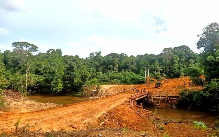 Kodim 1013 Muara Teweh melaksanakan karya bakti dengan membangun Jembatan Sungai Palili di Jalan Perusda KM 23, Desa Muara Inu yang menghubungkan 6 desa di wilayah Kecamatan Lahei, Kabupaten Barito Utara