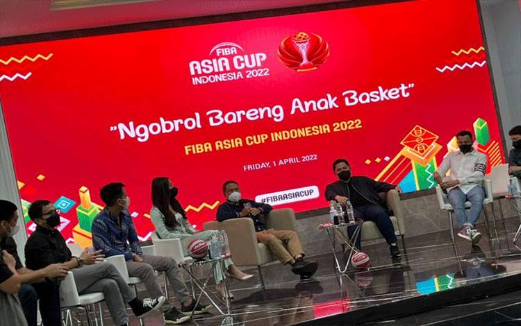 Menteri BUMN yang juga Anggota Dewan FIBA Erick Thohir (kedua kanan) didampingi Menteri Pemuda dan Olahraga Zainudin Amali (tengah) memberikan keterangan pers terkait persiapan FIBA Asia Cup 2022 di Jakarta, Jumat (1/4/2022). (ANTARA/Shofi Ayudiana)