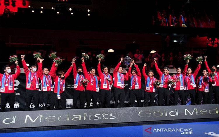 Pemain Indonesia merayakan kemenangan Piala Thomas di Aarhus, Denmark (17/10/2021). ANTARA/Claus Fisker/Ritzau Scanpix via REUTERS/pri. (Ritzau Scanpix via REUTERS/RITZAU SCANPIX)