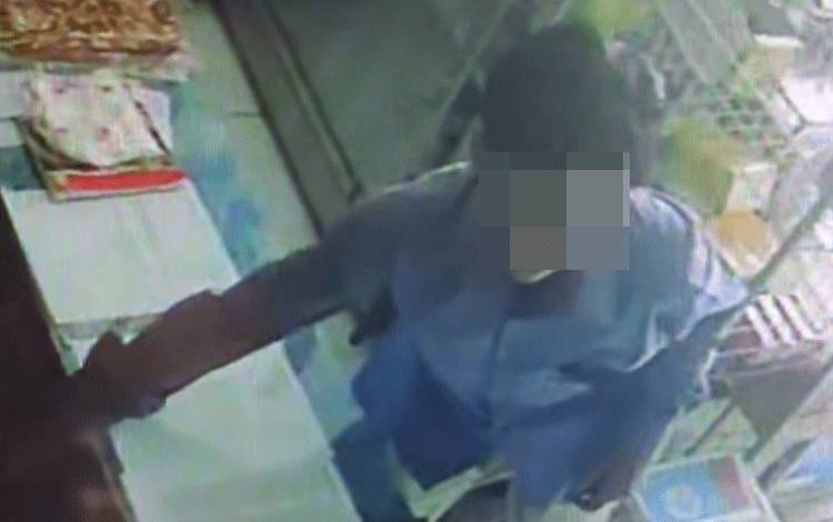 Tangkapan layar, tampak seorang pria melakukan pencurian di dalam laci sebuah toko di Jalan LKMD 1, Kelurahan Madurejo.