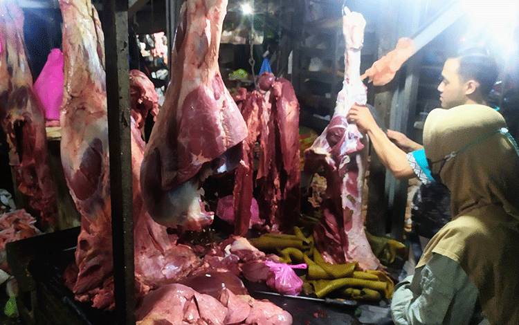 Suasana lapak penjualan daging sapi di Pasar Mangkikit Sampit, Jumat malam, 1 April 2022.