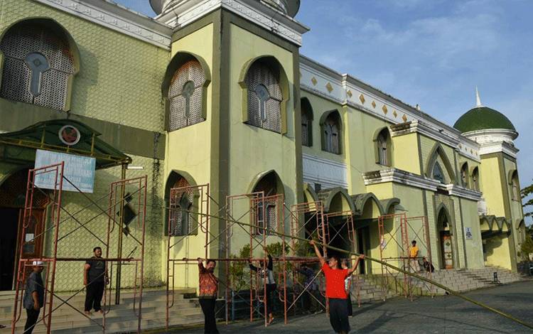 Kegiatan perawatan Masjid Agung Al-Mukarram Kuala Kapuas jelang Bulan Suci Ramadan