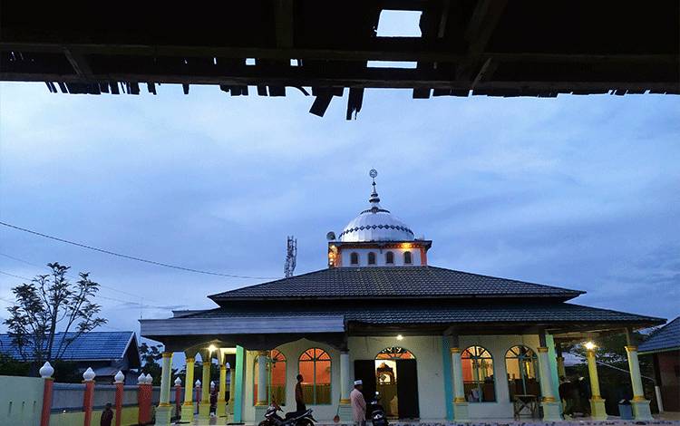 Suasana salah satu masjid di Sampit menjelang malam hari.