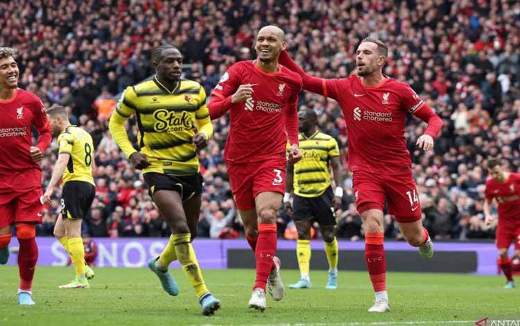 Gelandang Liverpool Fabinho (kedua kanan) melakukan selebrasi seusai mencetak gol dari titik penalti ke gawang Watford dalam pertandingan lanjutan Liga Inggris di Stadion Anfield, Liverpool, Inggris, Sabtu (2/4/2022)